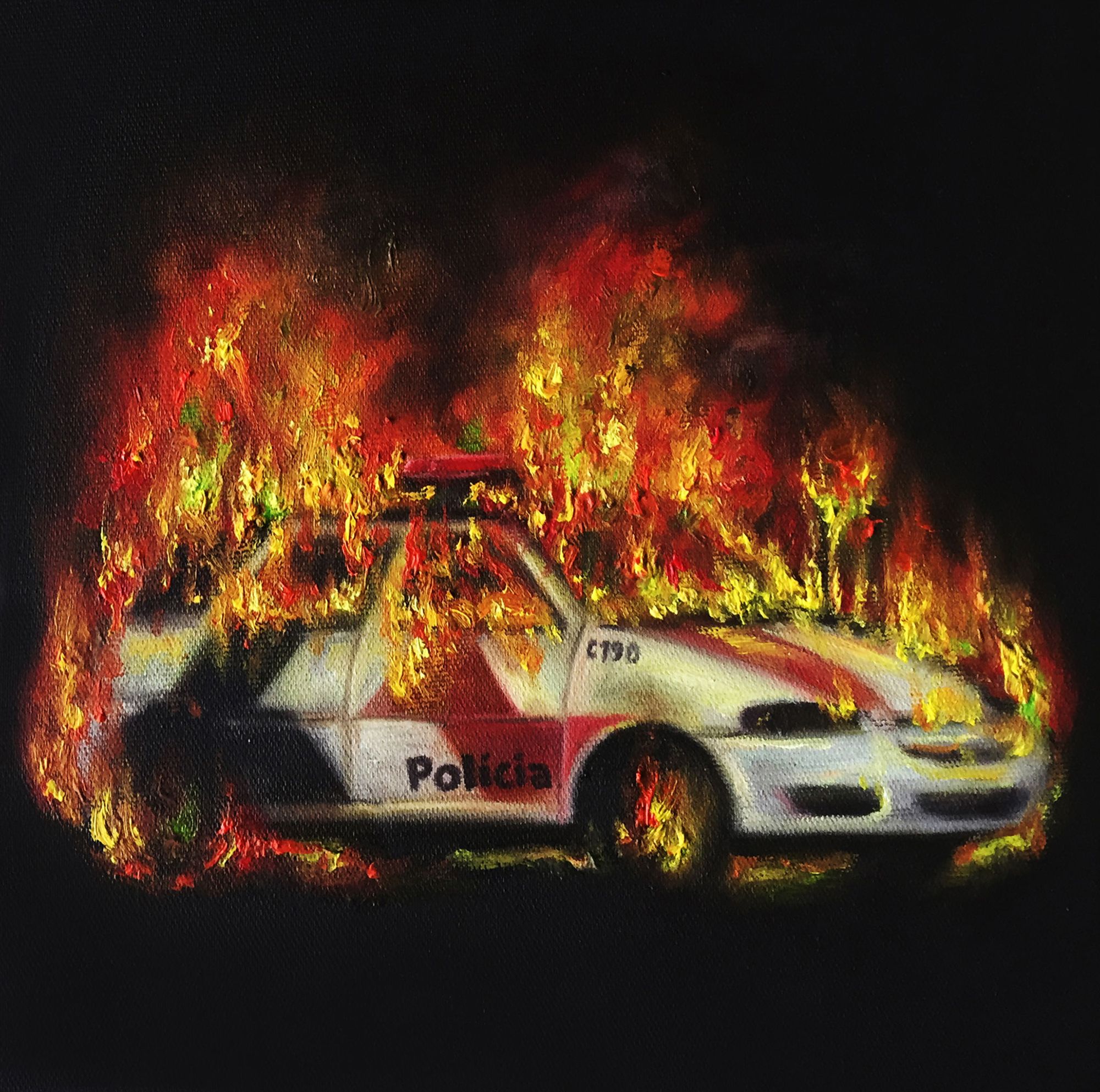 A pintura mostra a imagem de um carro policial incendiado, sobre fundo preto a luz emana do fogo, o carro é de cor branca preta e vermelha, pode se ler a palavra “Polícia” na porta do carro, a pintura faz alusão às manifestações e protestos populares em diversos lugares do mundo.